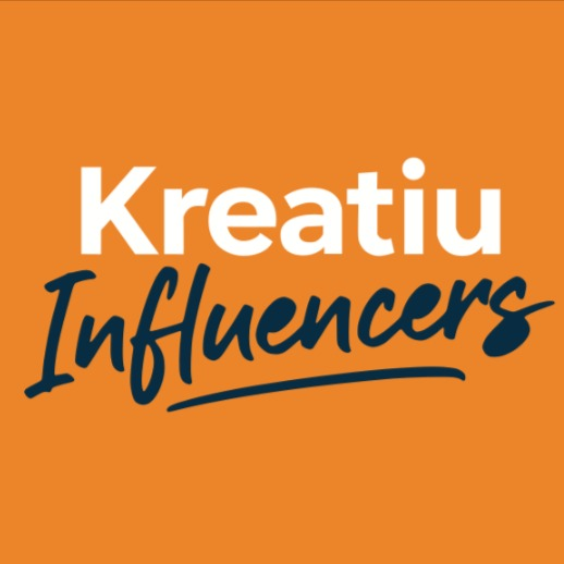 [1:1] Logo Kreatiu Influencers sobre fondo naranja + Tipografía Kreatiu blanca e Influencers script azul oscuro + Subrayado dinámico marca producto + Estilo branding SaaS creadores + Composición centrada cuadrada + Alta calidad para web